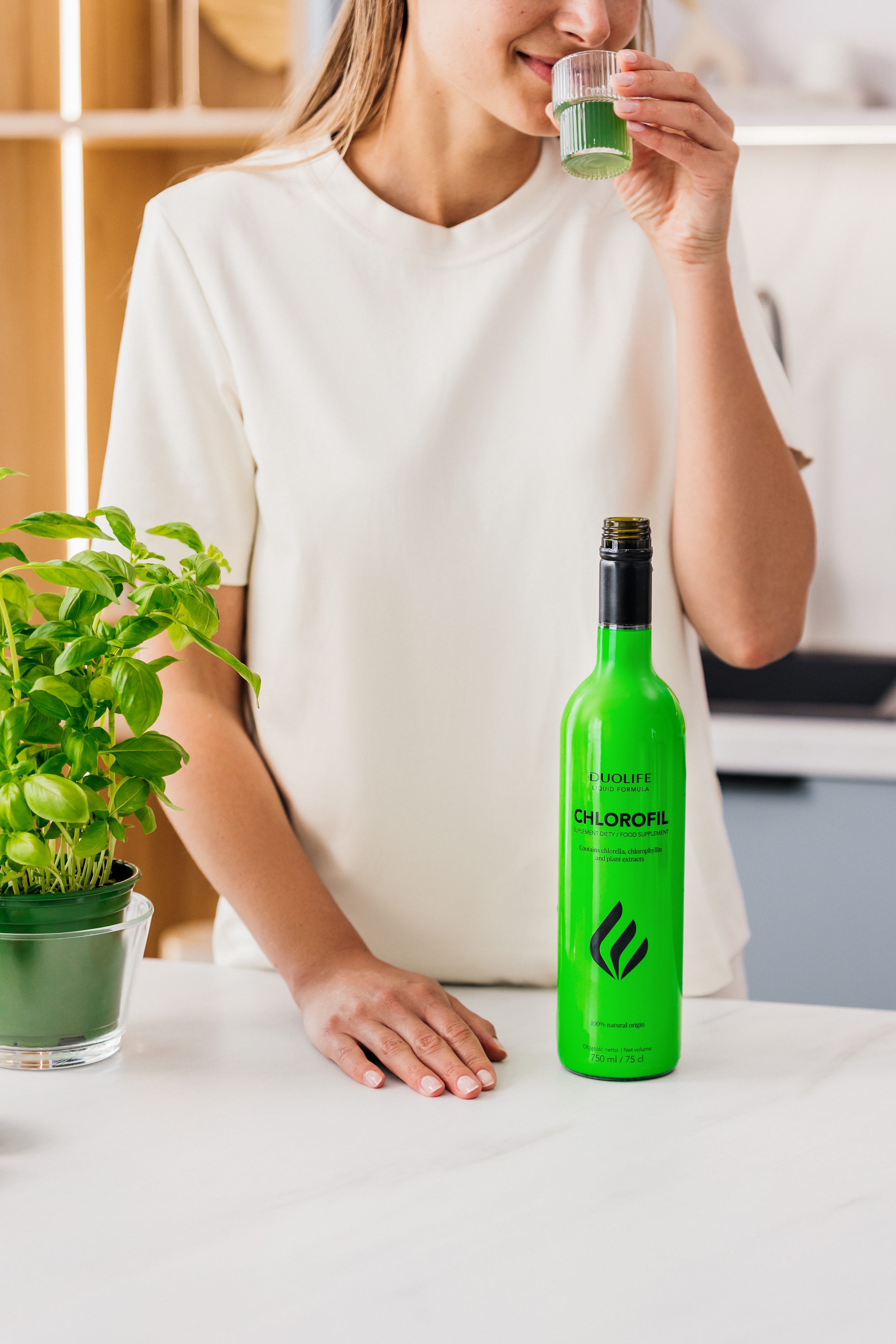 woman with DUOLIFE Chlorofil